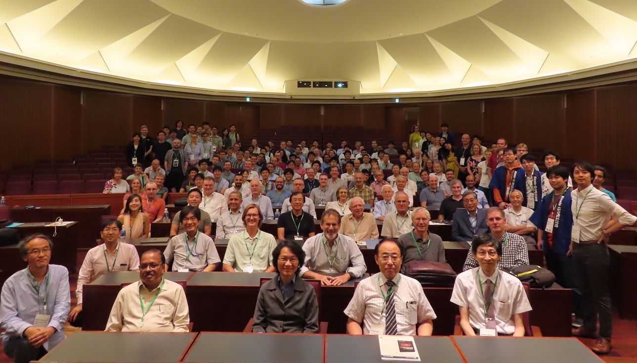 A group photo of participants for the Hinode-13/IPELS 2019 meeting
